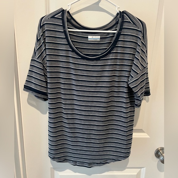 ⭐️ 3/$9  Columbia Dark Blue Shirt with Light Stripes size medium - Picture 1 of 12